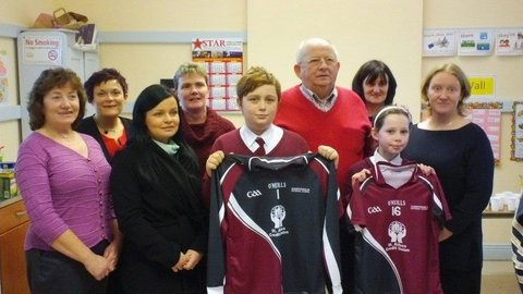Parents Association get €500 from St Ailbe's Credit Union for School Jerseys